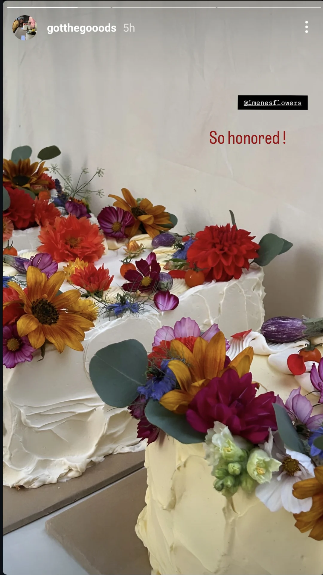 Wedding cakes decorated with edible flowers from the garden